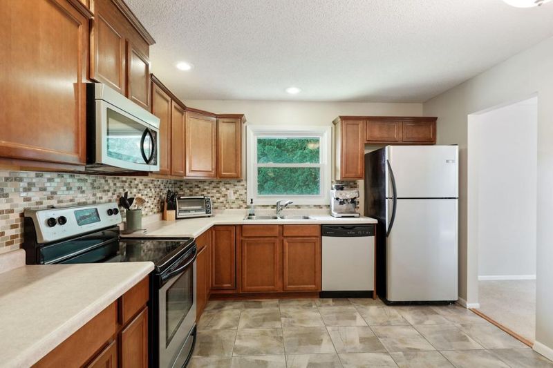 804 E 130th St, Burnsville, MN 55337