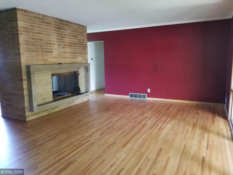 2088 Midlothian Rd, Roseville, MN 55113