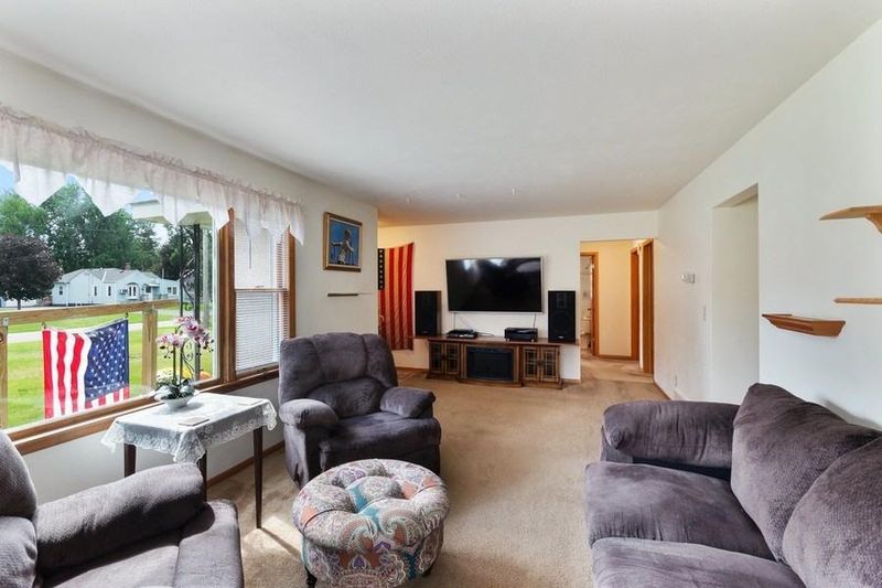 1627 Hammond Rd, White Bear Twp, MN 55110