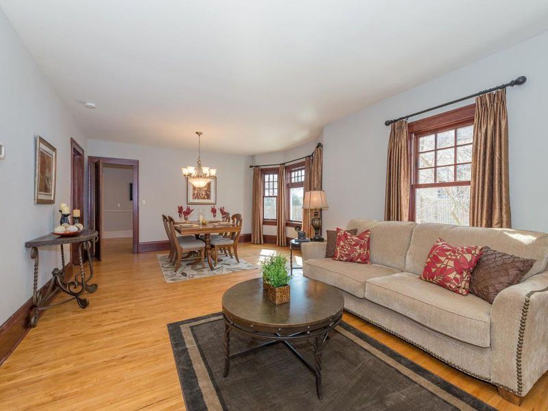 1827 Kenwood Pw, Minneapolis, MN 55405