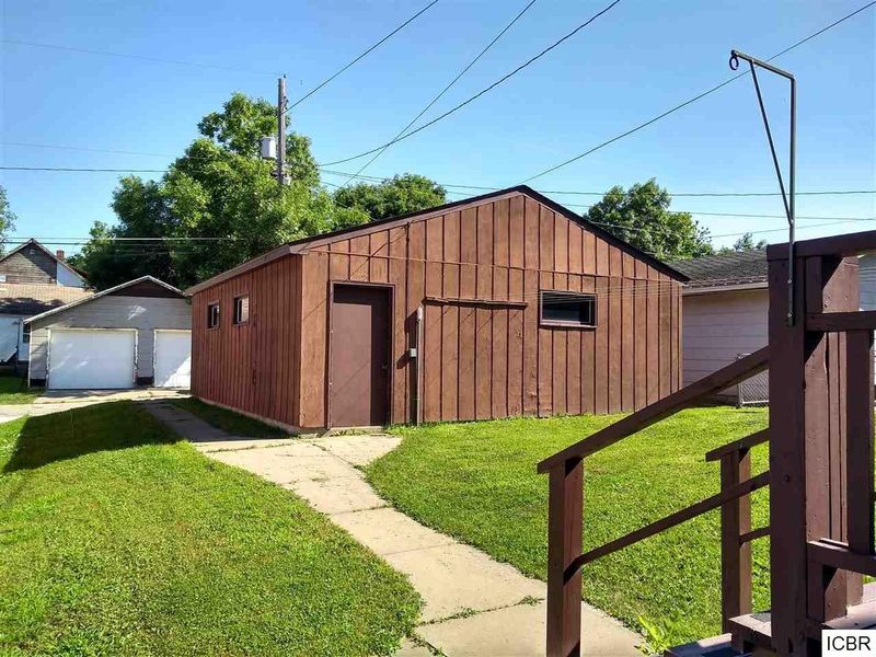 421 N 15th St, Virginia, MN 55746