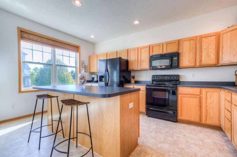 1683 Village Trl E #4, Maplewood, MN 55109