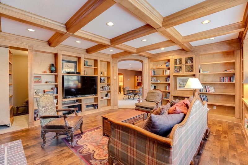 18492 Pathfinder Dr, Eden Prairie, MN 55347