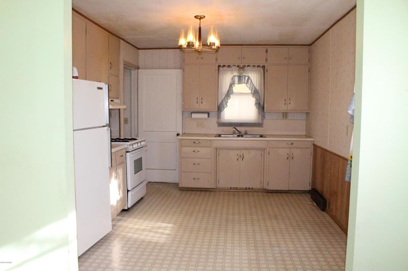 1002 Agnes Ave, Alexandria, MN 56308