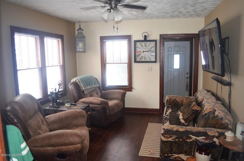 400 E Broadway St, Starbuck, MN 56381