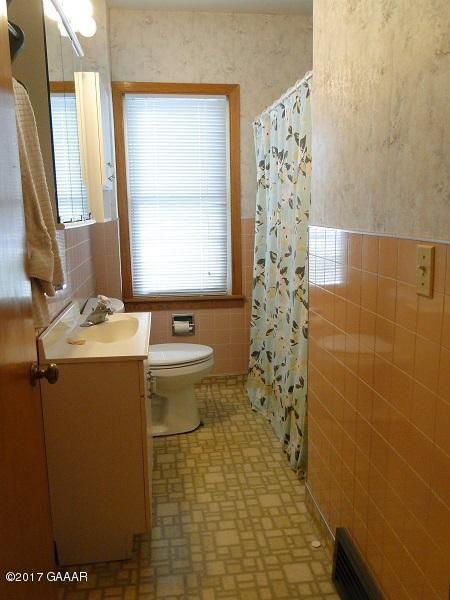 504 E Broadway St, Starbuck, MN 56381