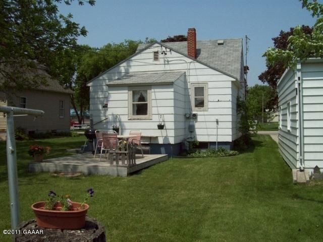303 E 6th St, Starbuck, MN 56381
