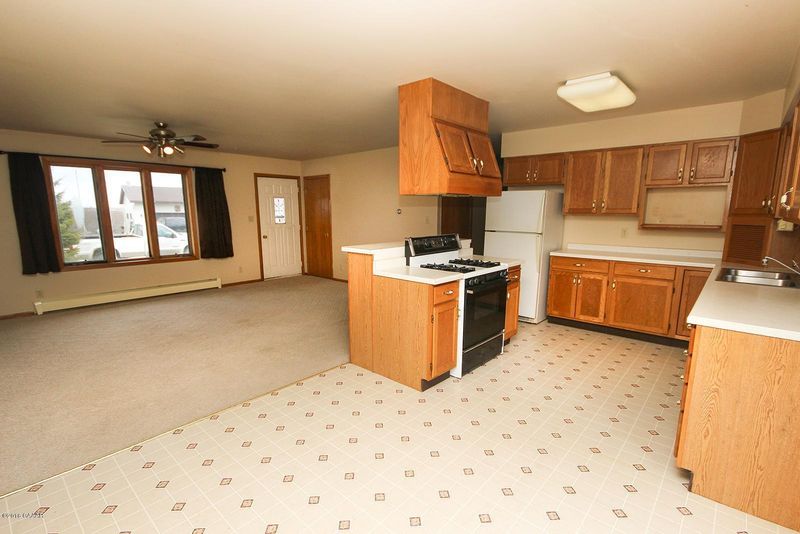 632 Meeker Ct NW, Evansville, MN 56326