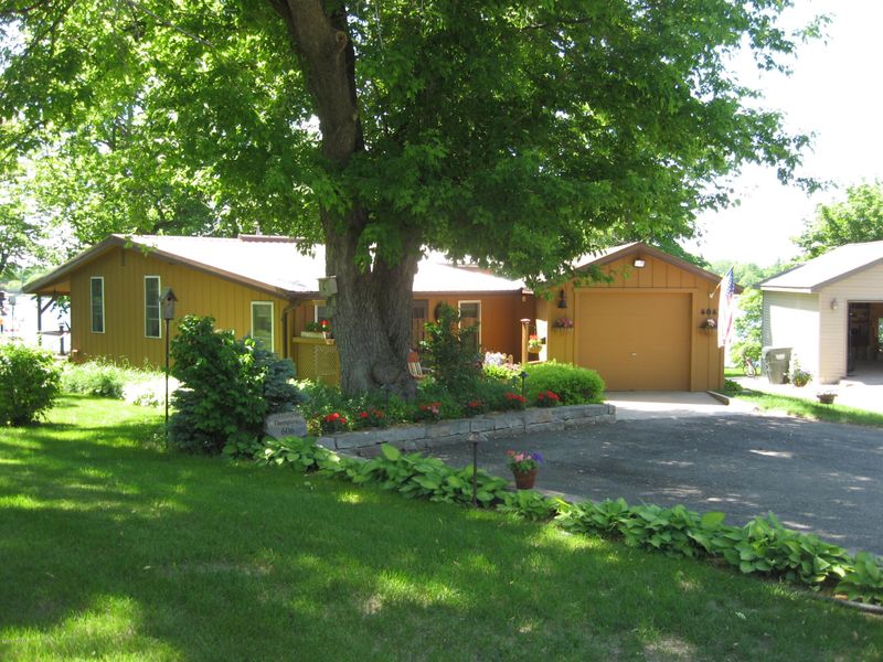 606 E Lake Cowdry Rd NW, Alexandria, MN 56308