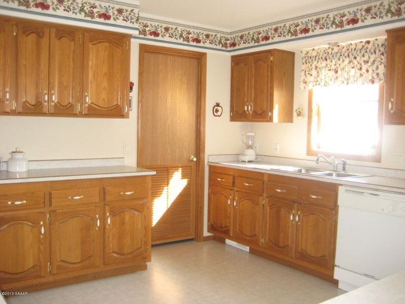 134 Poplar Ave, Lowry, MN 56349