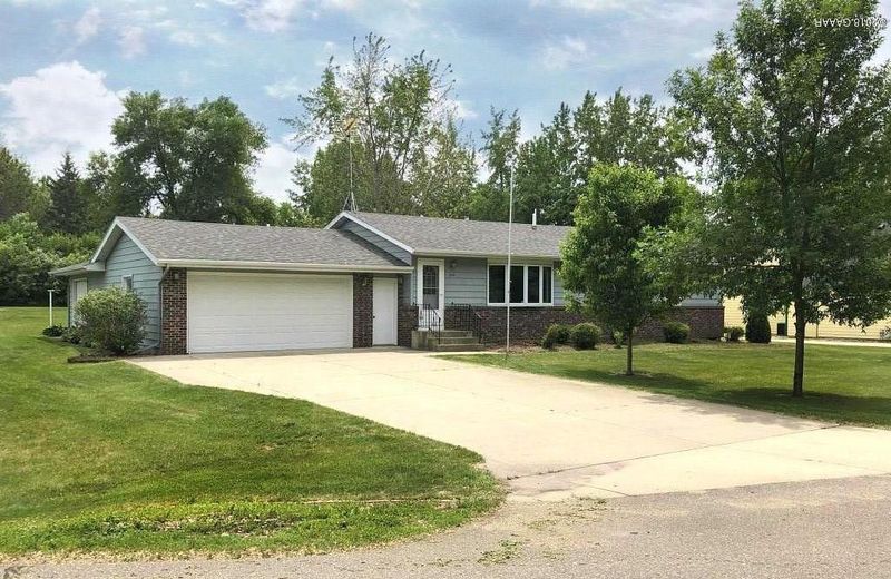 329 E Lake Geneva Rd NE, Alexandria, MN 56308