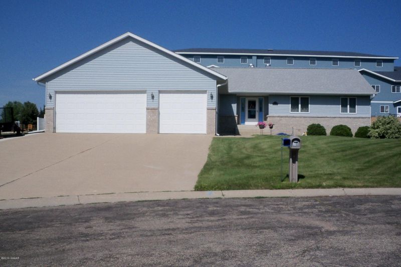 31 Riverview Dr, Morris, MN 56267