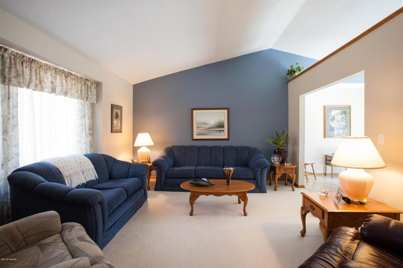 317 E Lake Geneva Rd NE, Alexandria, MN 56308