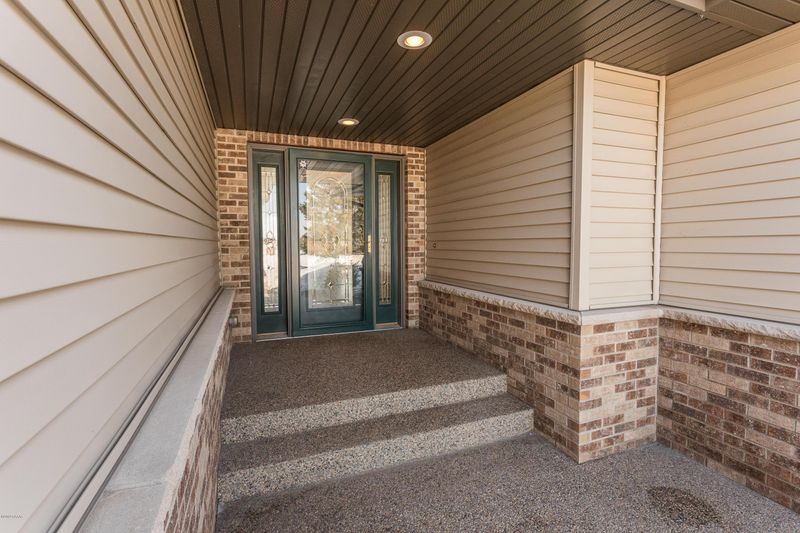 903 Curt Felt Dr, Alexandria, MN 56308