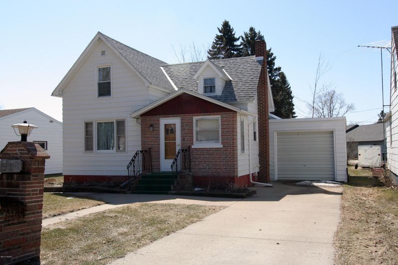 305 E 6th St, Starbuck, MN 56381