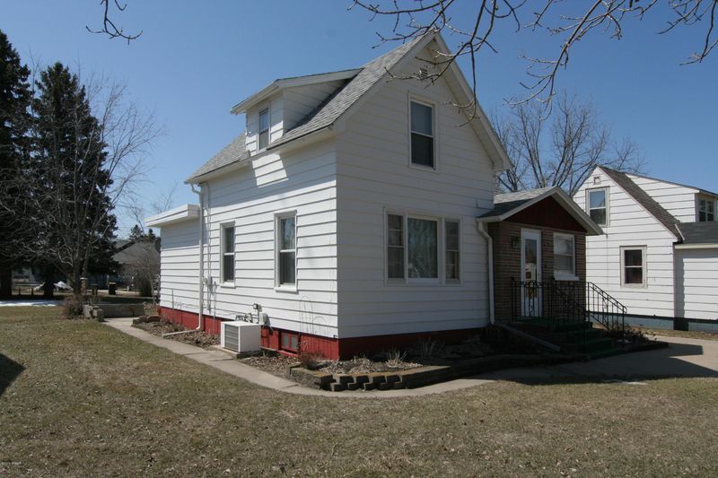 305 E 6th St, Starbuck, MN 56381
