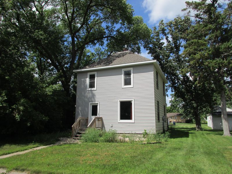 105 E 1st St, Morris, MN 56267