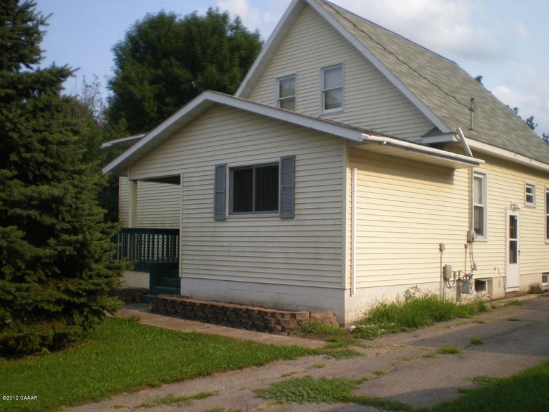211 W Oak St, Osakis, MN 56360