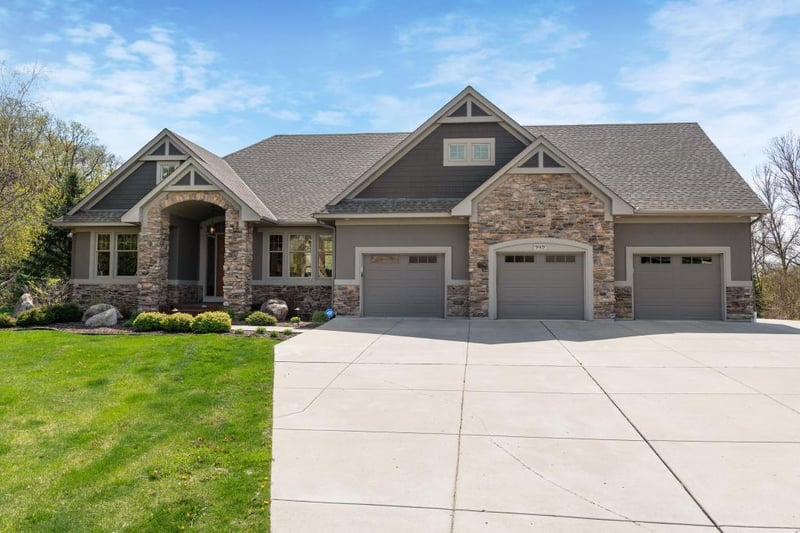 949 Rivage Ln, Burnsville, MN 55306