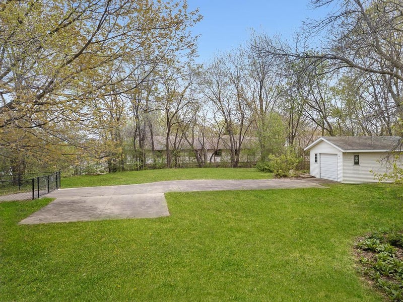 2442 County Road D W, Roseville, MN 55112