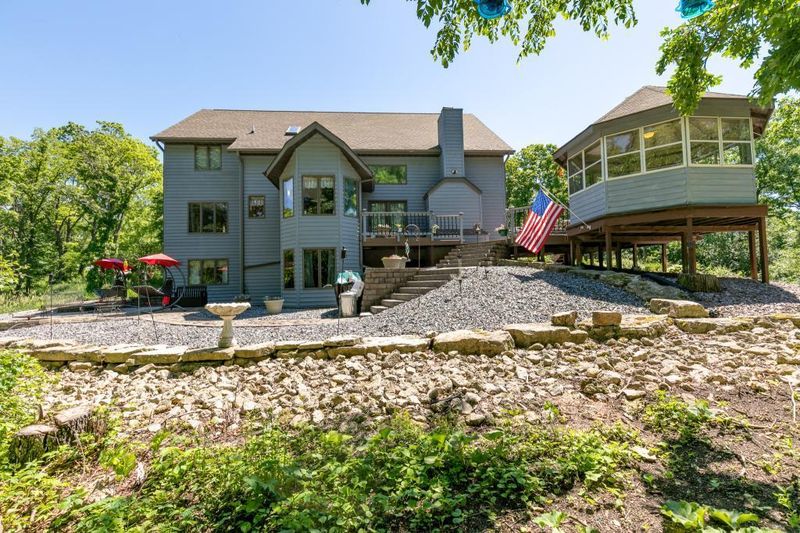 1500 W Point Rd, La Crescent, MN 55947