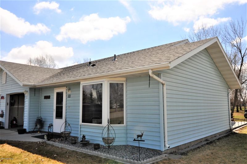 208 5th St SW, Roseau, MN 56751