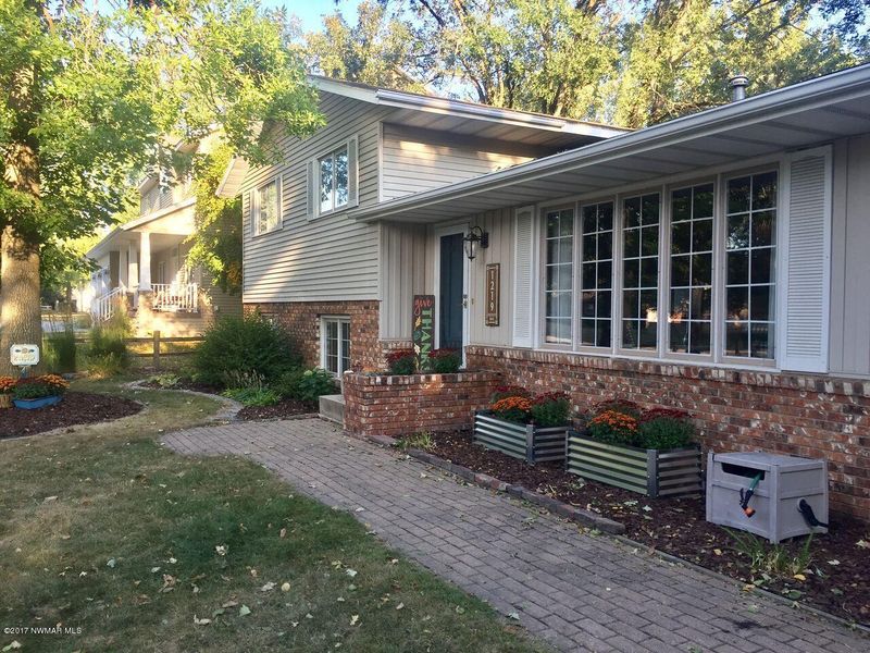 1219 Edgewood Dr, Thief River Falls, MN 56701