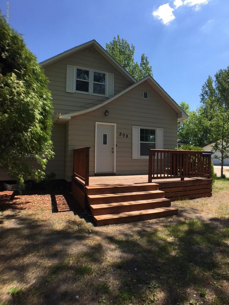 308 6th Ave NE, Roseau, MN 56751