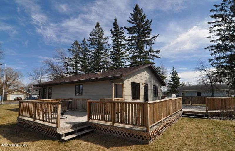 205 Cedar Ave NW, Warroad, MN 56763