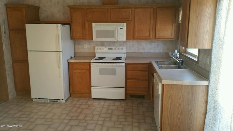 303 2nd Ave SW, Roseau, MN 56751
