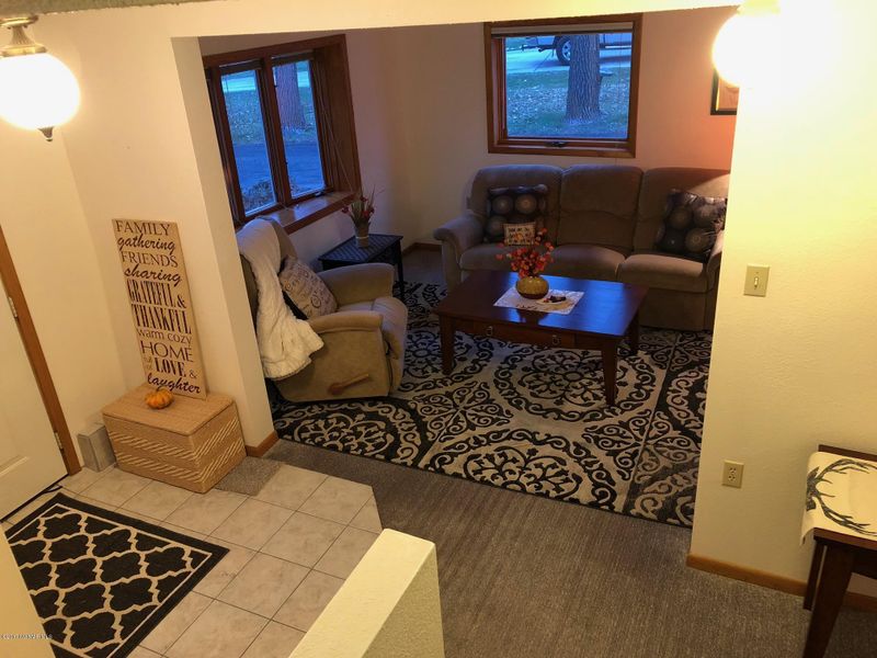 624 Oak Dr, Roseau, MN 56751