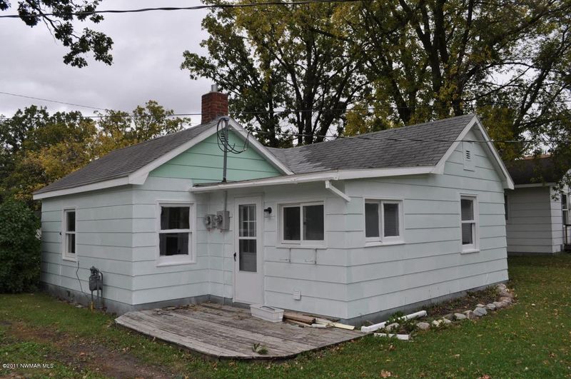 902 2nd St, Roseau, MN 56751