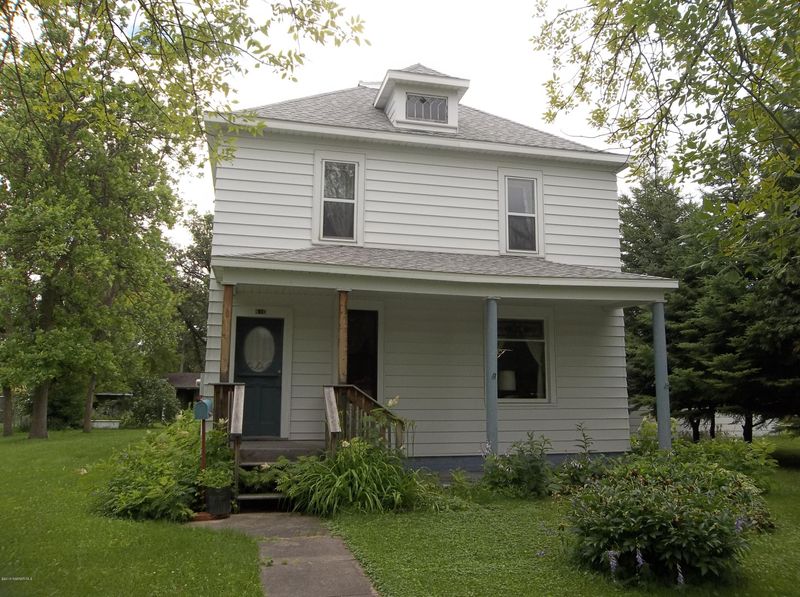 610 Central St N, Warren, MN 56762