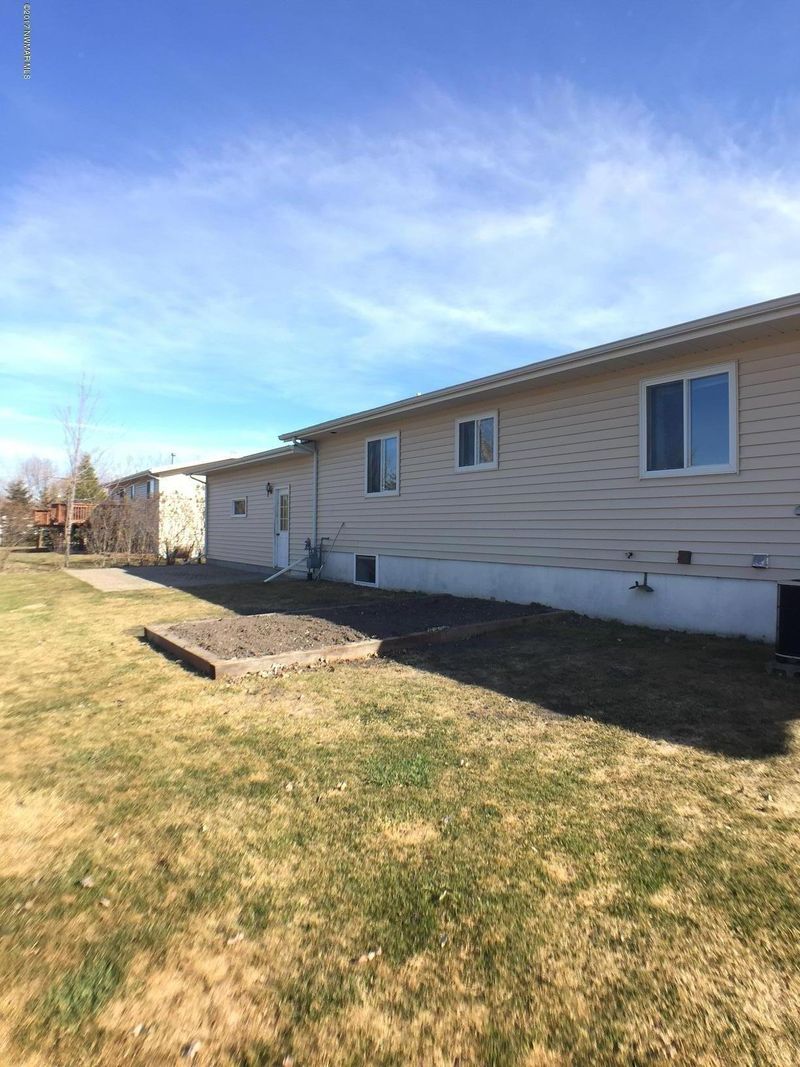 211 7th St SW, Roseau, MN 56751