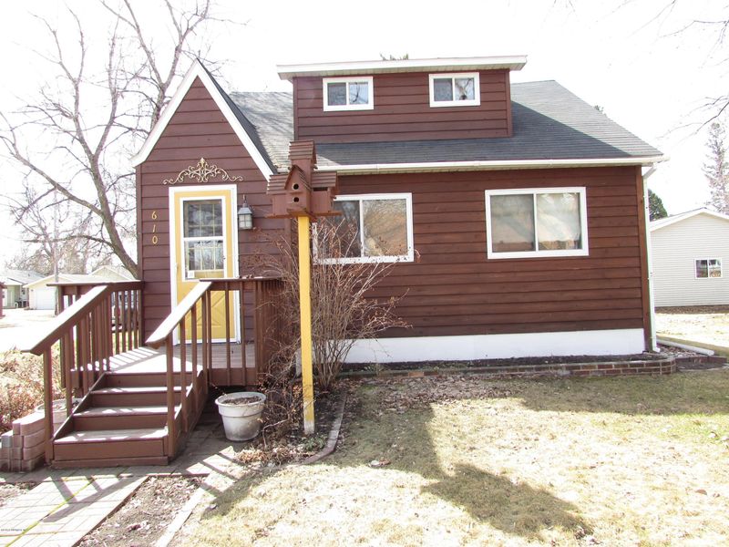 610 2nd St NE, Roseau, MN 56751