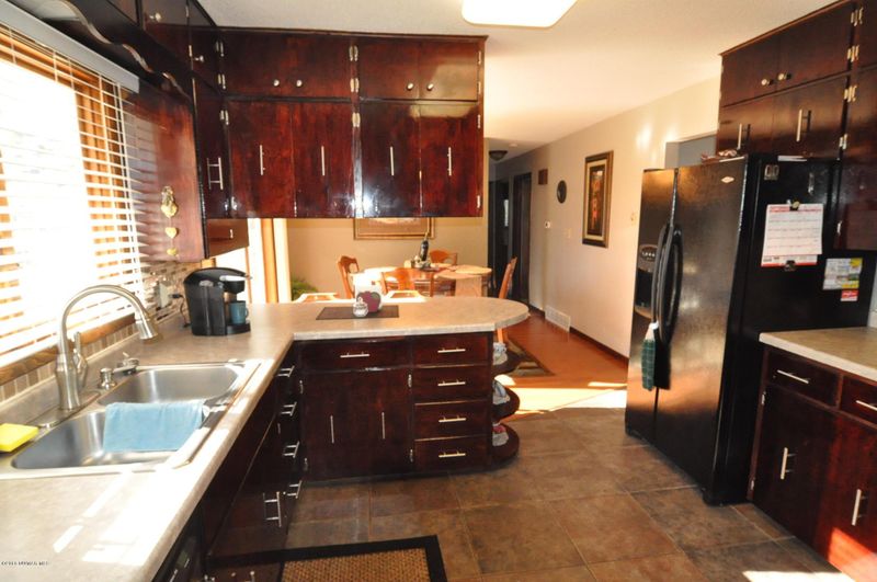 606 Elk St NW, Warroad, MN 56763