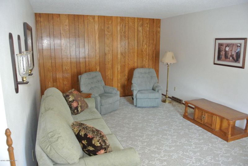 422 E Ross St, Warren, MN 56762
