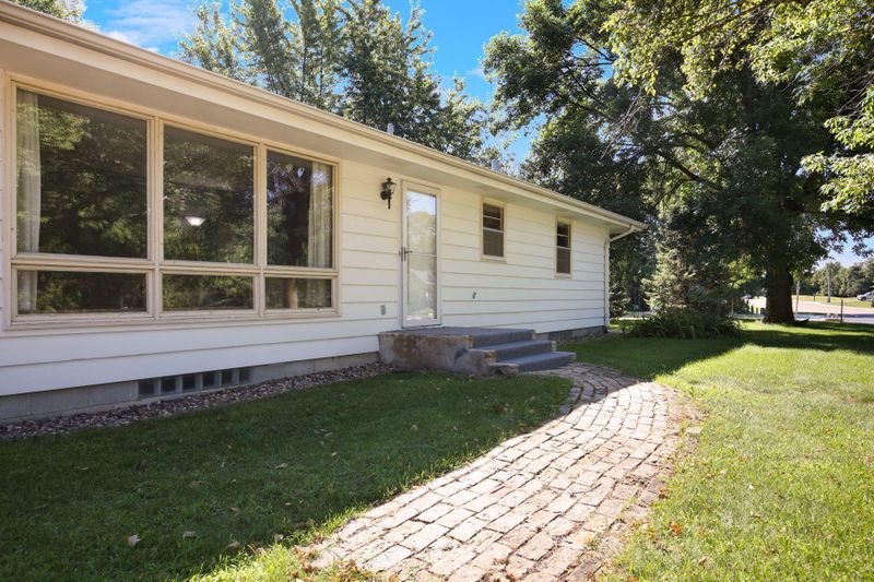 8371 Victoria Dr, Victoria, MN 55386