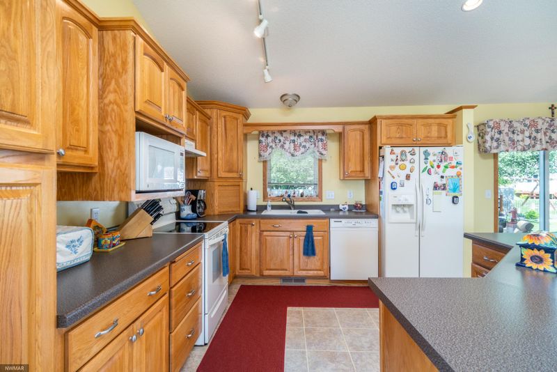 1427 Saint Johns Dr, Crookston, MN 56716