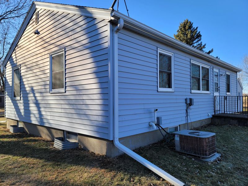 1106 Sunset Rd, Worthington, MN 56187