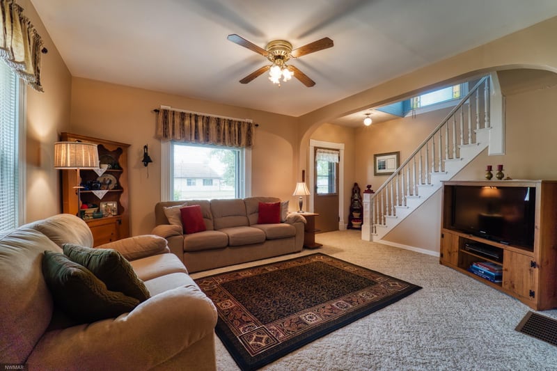 305 4th St SE, Hallock, MN 56728