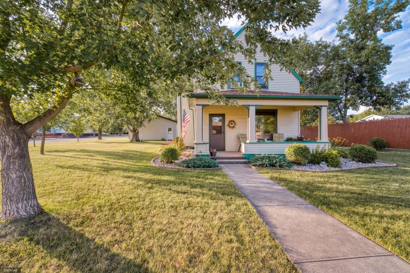 305 4th St SE, Hallock, MN 56728