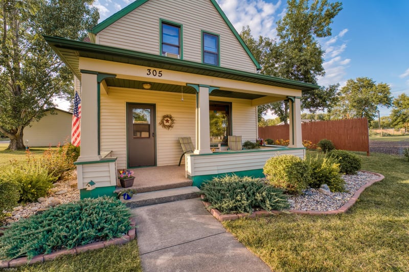 305 4th St SE, Hallock, MN 56728