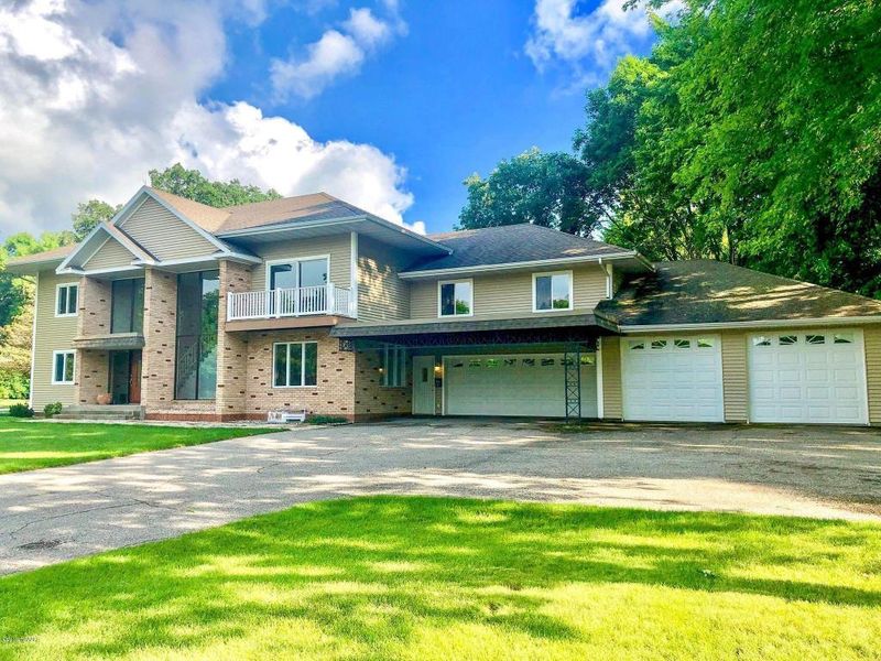 716 10th Ave E, Alexandria, MN 56308