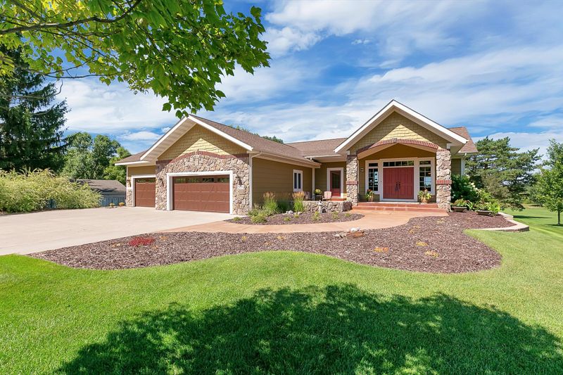 921 Pine Cone Rd, Sartell, MN 56377