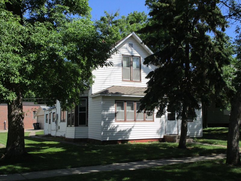 205 E 4th St, Morris, MN 56267