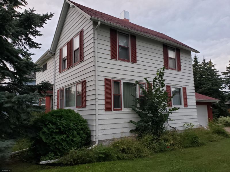 604 N 6th St, Warren, MN 56762