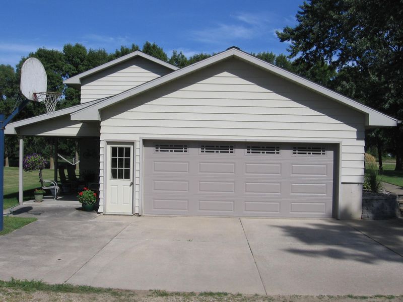 57832 220th St, Austin, MN 55912