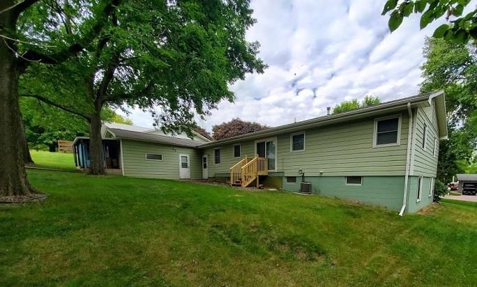 435 1st St, Windom, MN 56101