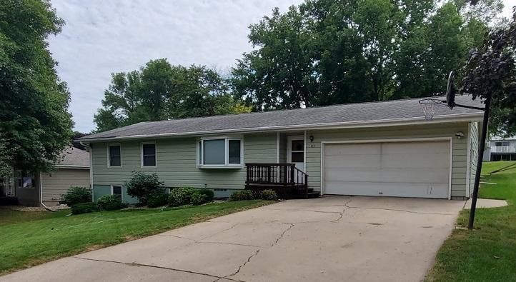 435 1st St, Windom, MN 56101